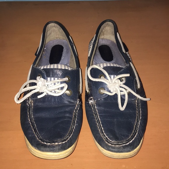 Navy blue Sperry boat shoe. - Picture 1 of 3